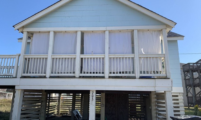 Kitty Hawk Cottage | Calico Jack's Galley (2-Bedroom Cottage) - Pets Allowed by RedAwning
