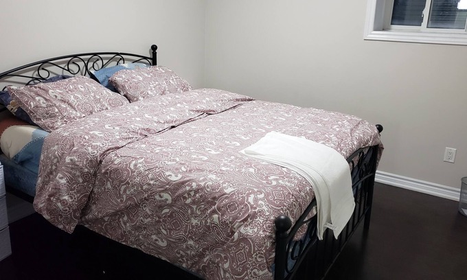 Brampton House | California Room 2 Clean Basement Apartment With Side Entrace