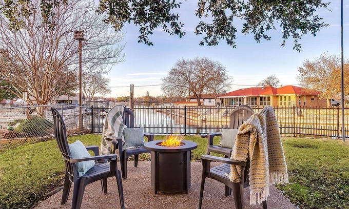 Granbury House | Calm, Clean, Comfy 3 Bed Lakeside Retreat with Firepit