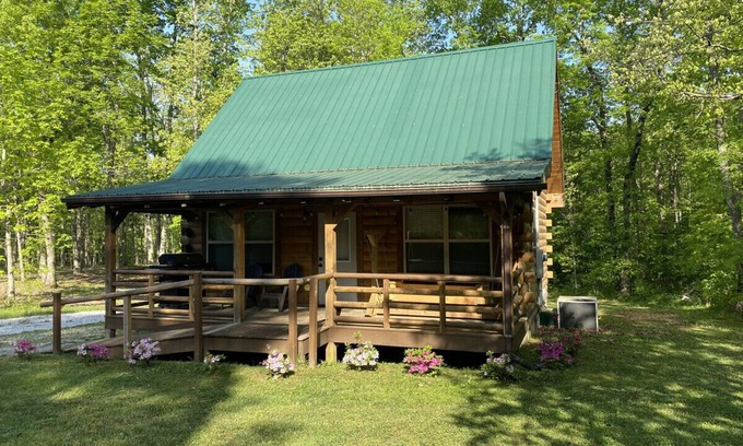 Monteagle Cabin | Calming Cabin: Relaxing | Park-Like | Close to Hikes, Waterfalls, The Caverns