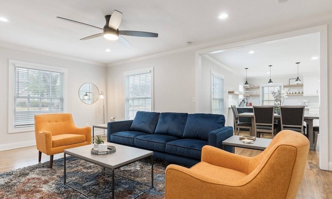 Arlington Heights House | Calmont Urban Farmhouse: 4-Bedroom Stylish Stay