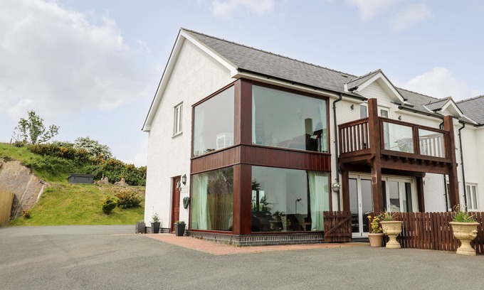 Aberystwyth House | CAMBRIAN VIEW, pet friendly, character holiday cottage in Aberystwyth