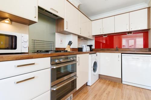 Cambridge House | Cambridge 4 Bedroom Sleeps 9 Wi-Fi Garden, LONG STAYS ACCEPTED- Orchid House