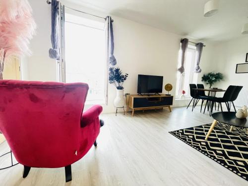 Cambridge House | Cambridge - Modern 4-BR Home with Gardens & Wi-Fi