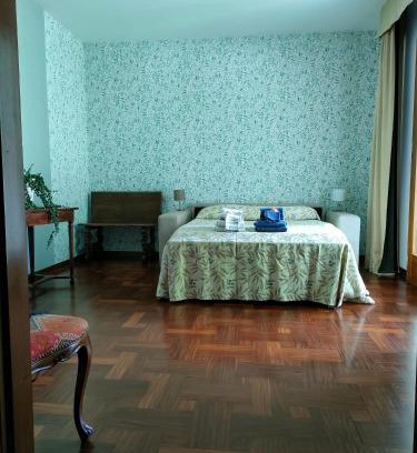 Silea House | Camera floreale in Villa Miani
