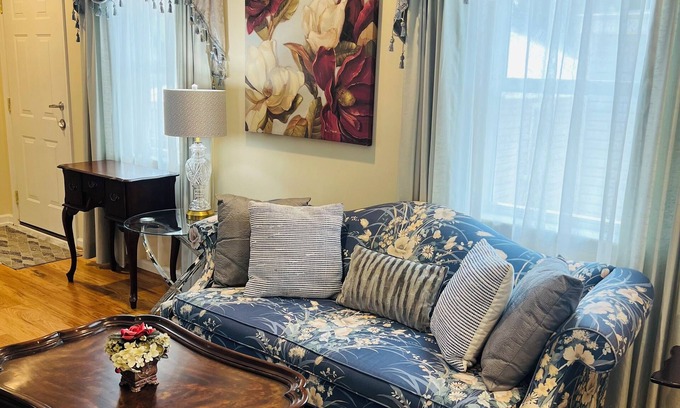 Winchester Apartment | Cameron Grace Charming loft 1-bedroom apt in downtown Winchester
