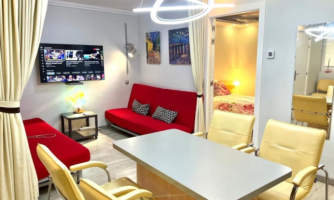 Collblanc y La Torrassa Apartment | Camp Nou, Europa Fira - modern two-bedroom apartment with heating