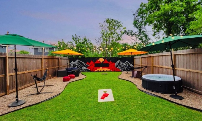 Northside House | CAMP OUT 🏕️ Big Backyard W/HotTub & Games 5mins to Downtown