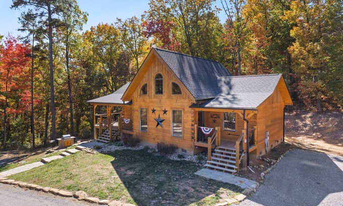 Gatlinburg - Pigeon Forge Cabin | Campfires and Cornbread is a 2 bedroom cabin with loft and loaded amenities!