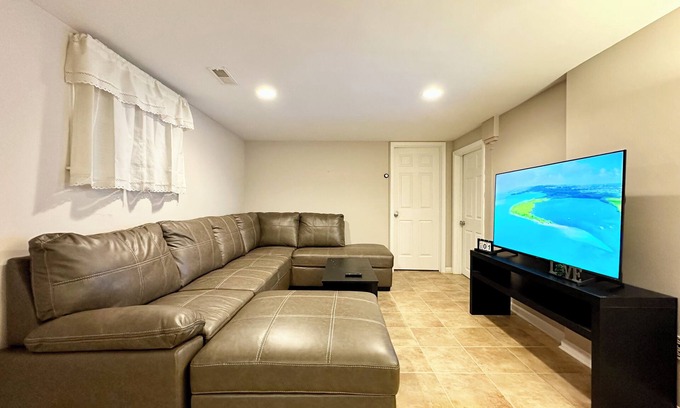 New Castle House | Campi's Private Basement Apartment