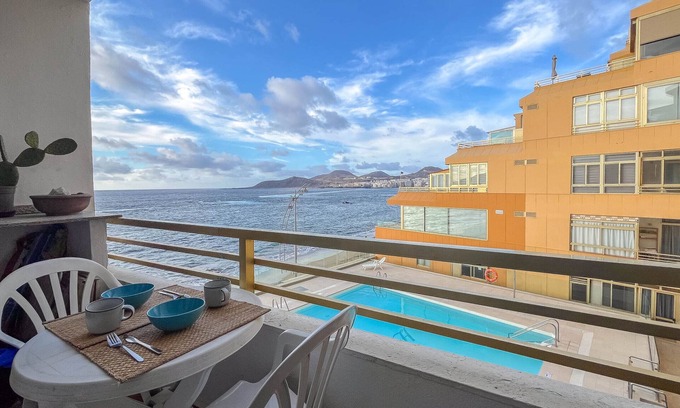 Las Palmas de Gran Canaria Apartment | Canteras Seaviews - Balcony & Pool