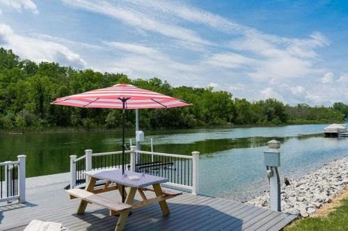 Waterloo House | Canalside Cottage 3BR Lake Access Dock Fire Pit