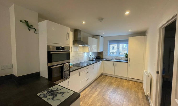 Swindon House | Canalside Home in Lovely Swindon