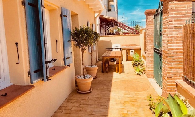 Le Port House | Canétoise located 50 m from the sea, 2 to 7 pers, air conditioning, private parking.