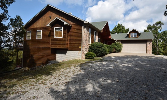 Eureka Springs Cabin | Canucanoe Riverview Hillcrest Lodge Vacation Home - 5 Bedrooms