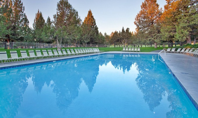 Redmond Cabin | Canyon Rim Retreat | 2 Units w/Kitchen & Pool | Near Eagle Crest Golf