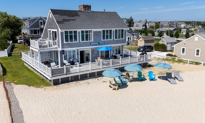 Sandwich House | Cape Cod Bay Home w/Deck + Private Beach Access