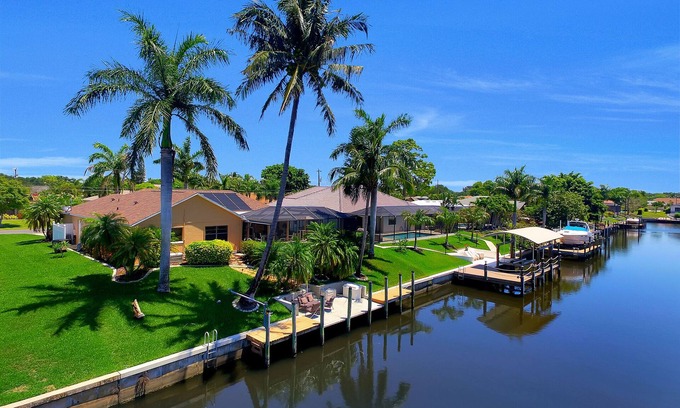 Fort Myers Villa | Cape Coral Southern Exposure Vacation Paradise Located On A Canal, Heated Pool