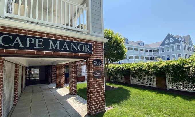 Cape May Condo | Cape Manor Condo Sat. to Sat. popular weekly rental in 2 story elevator building with views from the bedroom of the pool.