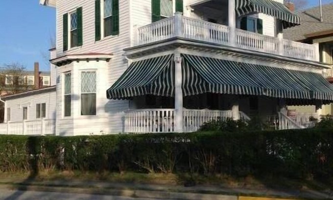 Cape May House | Cape May Victorian 8+BR 3 Blks to Beach. Dogs OK!