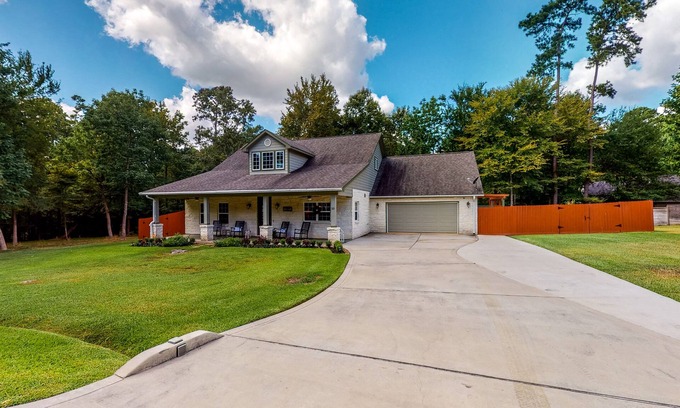 Cape Royale House | Cape Royale estate by Lake Livingston with pool, marina, & private hot tub