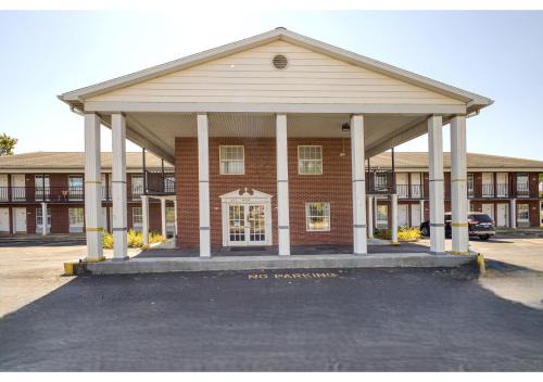 Rantoul Hotel | Capital O First Heritage Inn Rantoul IL I 57