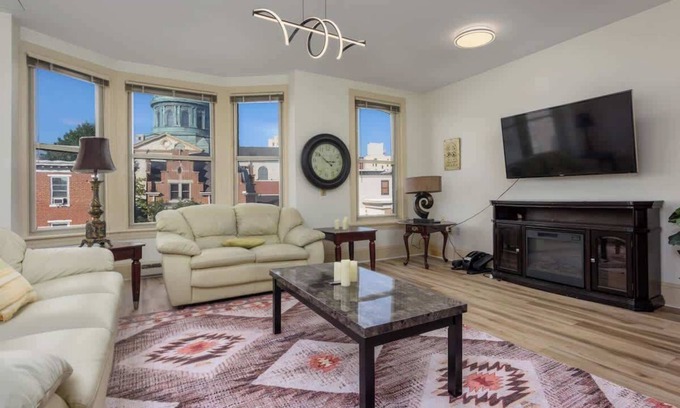 Downtown Harrisburg Apartment | Capitol View Retreat - 3F, Fast Wi-Fi, Cozy