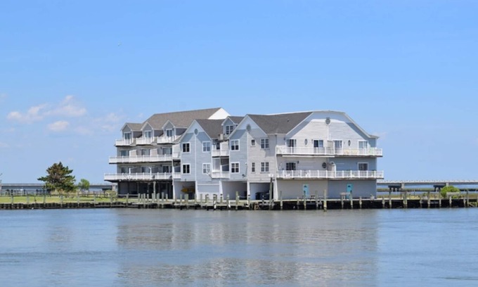 Chincoteague House | Caprecia's Castle-Waterfront w/shared crabbing/fishing pier