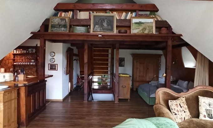 Suderende Apartment | Captain Hansen House - Upper floor - Vacation in the artist village Oldsum