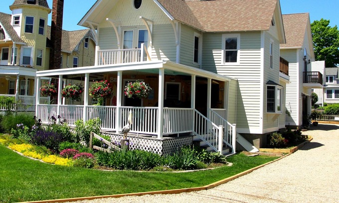 Niantic House | 'Captain's Cottage'- Premium Beach House in Crescent Beach