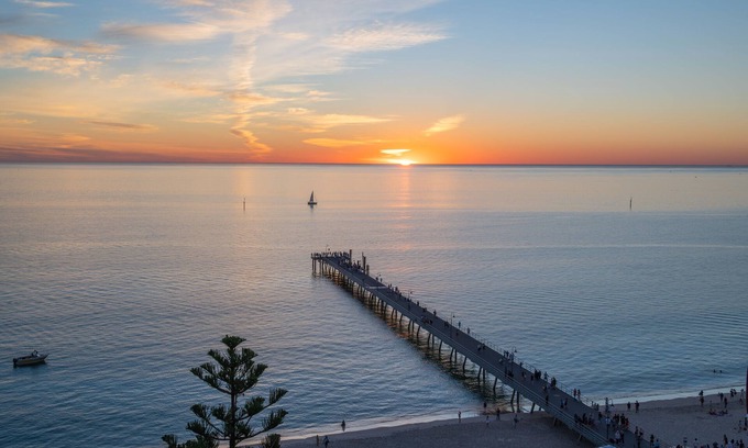 Glenelg South Apartment | Captain's In Glenelg | 50m to Glenelg Beach, Car Park, WiFi, King Bed & Airport