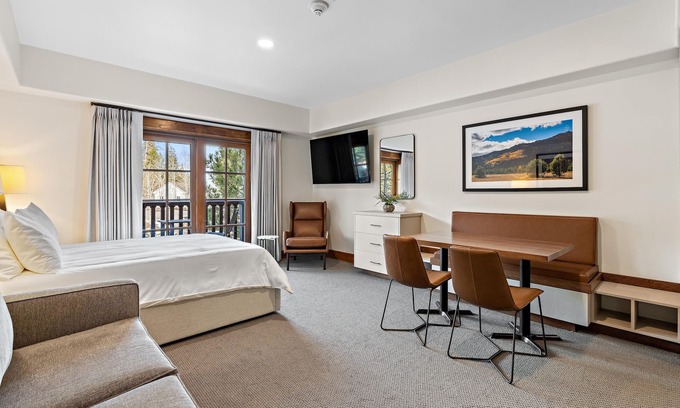 Tamarack Apartment | Captivating Studio with Balcony