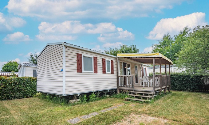 Coulanges RV Rental | Caravan 'Mobil-home Elegance - 3 Chambres' with Shared Pool, Wi-Fi and Air Conditioning