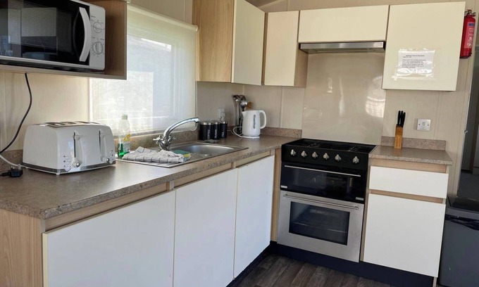 Newquay Cabin | Caravan near to Newquay sleeps up to 6 guests