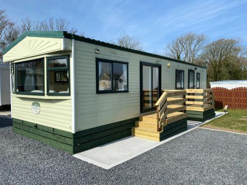 Newton Stewart Ski Chalet | Caravan - Sleeps 4 - Pet friendly - Parking