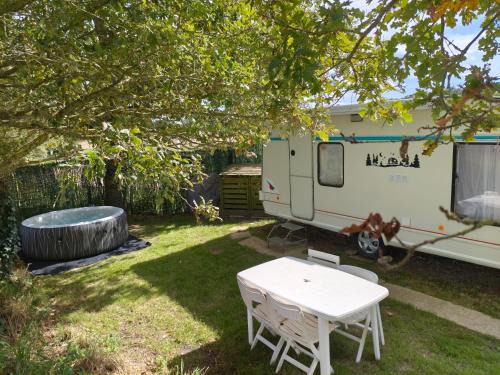 Apremont Other | Caravane avec spa privatif en campagne