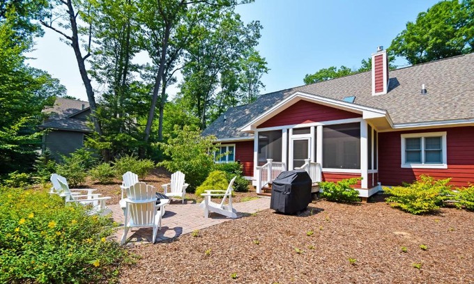Glen Arbor House | Cardinal Corner