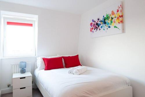 Burton on Trent Apartment | Caribou Suite-Bright & Spacious 2-Bed, Gated Parking, Close to City & Hospital