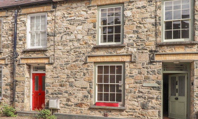Newport Cottage | CARNORFA, pet friendly, with open fire in Newport, Pembrokeshire