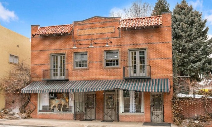 Englewood Apartment | Carousel One - 720 sf in a proven location with a proven host