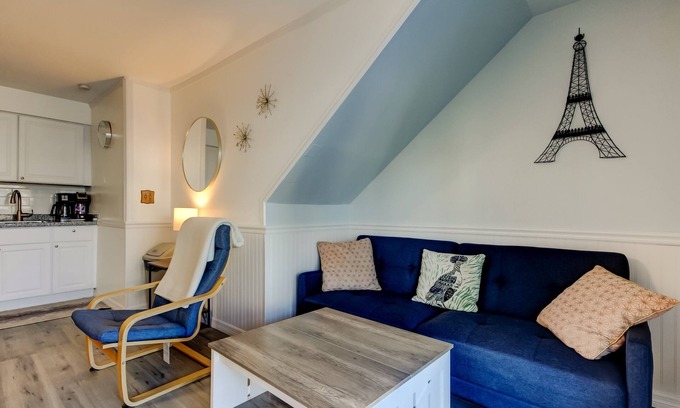 Sunset Reef Apartment | 🦩Carousel Suites #7- Updated 1 Bedroom steps to the beach! - Perfect for a Relaxing Getaway!