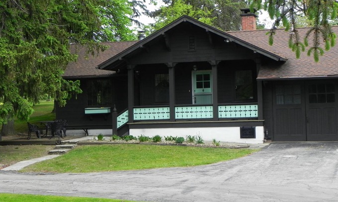 Hubbard Cabin | Carriage House Cabin sleeps 4 with 1 Bathroom