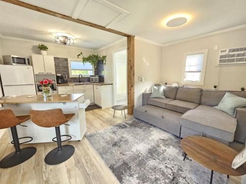 Rutland House | Carriage house with hot tub close to Ski Hill and Wineries