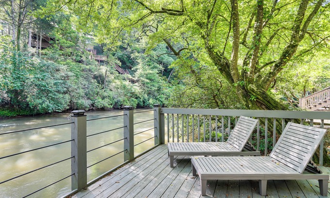 Rivers Edge Cabin | Cartecay River Retreat w/Yard & Screened Porch!