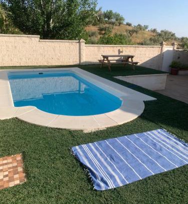 Nivar House | Casa abuhardillada con piscina y chimenea
