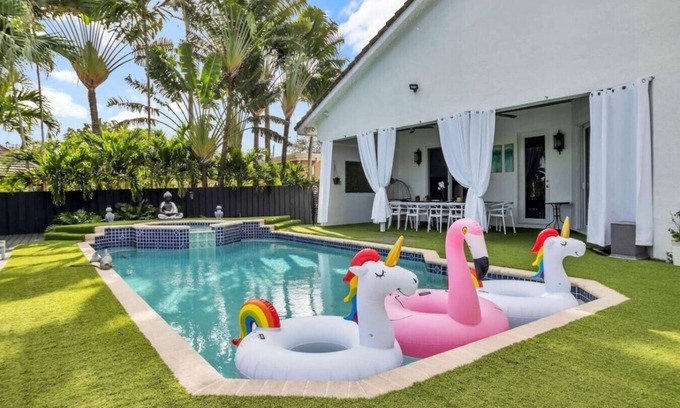 Park East Villa | Casa Asaka Waterfront Pool Paradise
