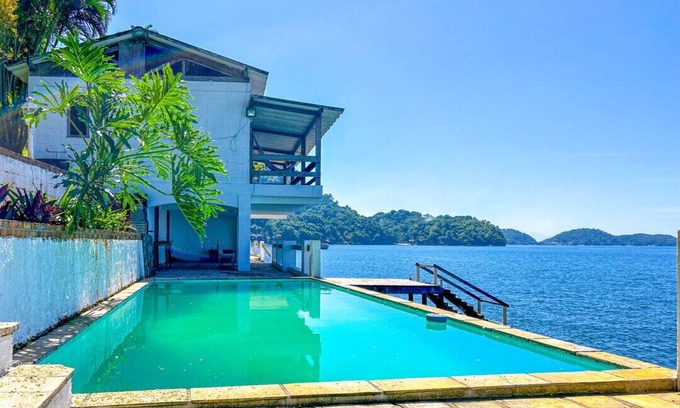 Mangaratiba House | Casa beira-mar com piscina na Ilha de Itacuruçá/RJ