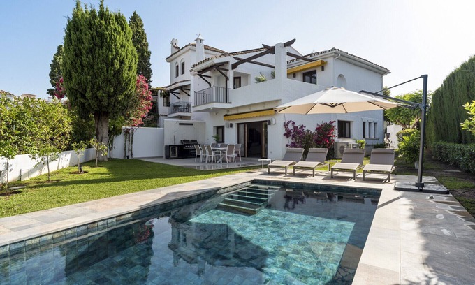 Marbella Ski Chalet | Casa Blanca Mar - Peaceful & stunning 4 bed Townhouse!
