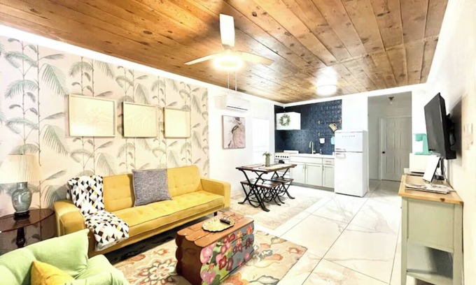 Southside House | Casa Blanca near Downtown