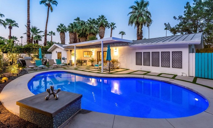 Historic Tennis Club House | Casa Cahuilla - Walk to downtown Palm Springs from this Tennis Club retreat